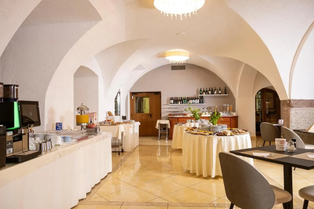 Sala colazione con soffitti a volta, buffet e tavoli apparecchiati