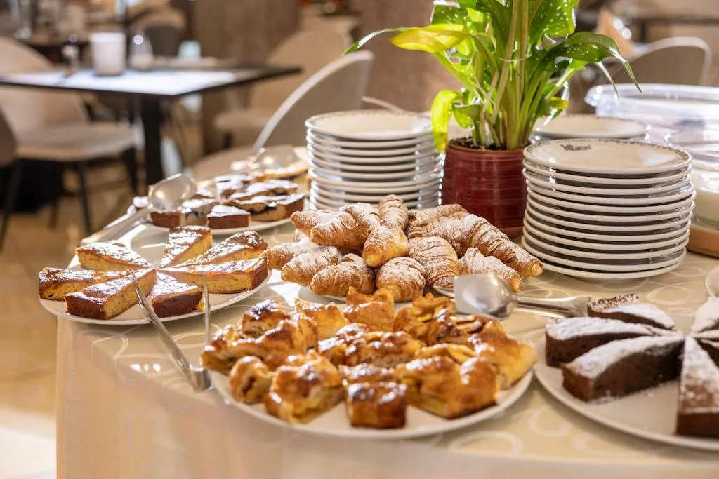 Buffet di colazione con croissant, torte e dolci vari