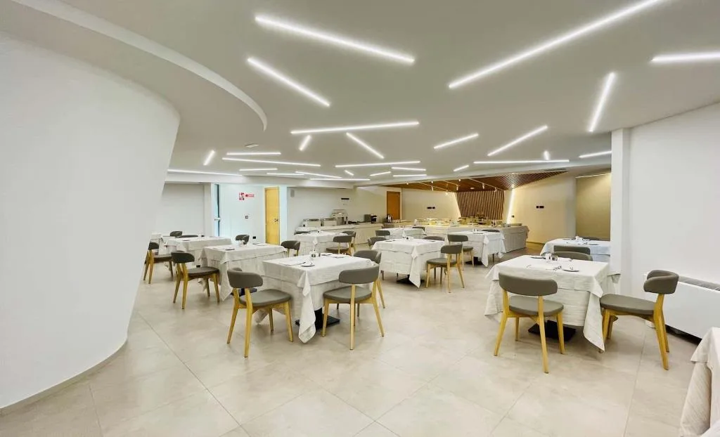 Ristorante dell'hotel con tavoli bianchi e zona buffet